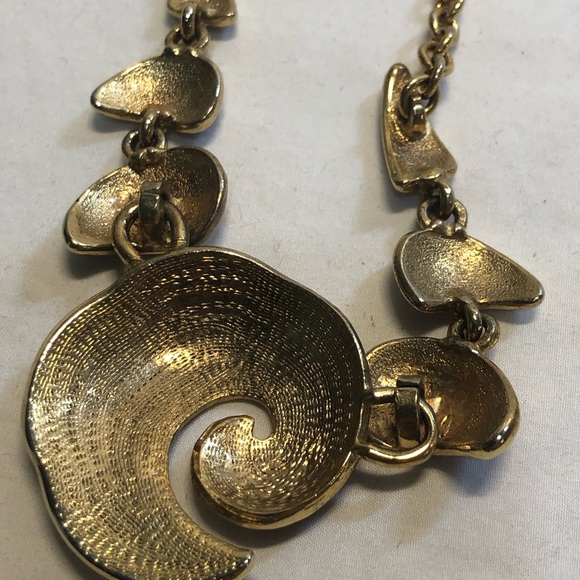 Vintage Costume Gold toned Jewellery, Purple accents , with matching earrings - Picture 6 of 11